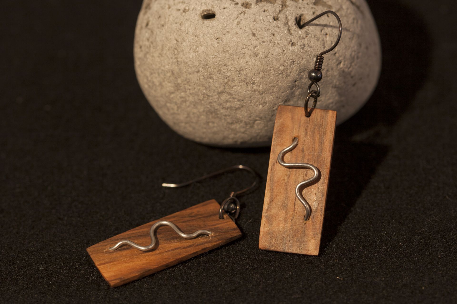 wooden earrings Cyra sanisio holm oak aluminum wire