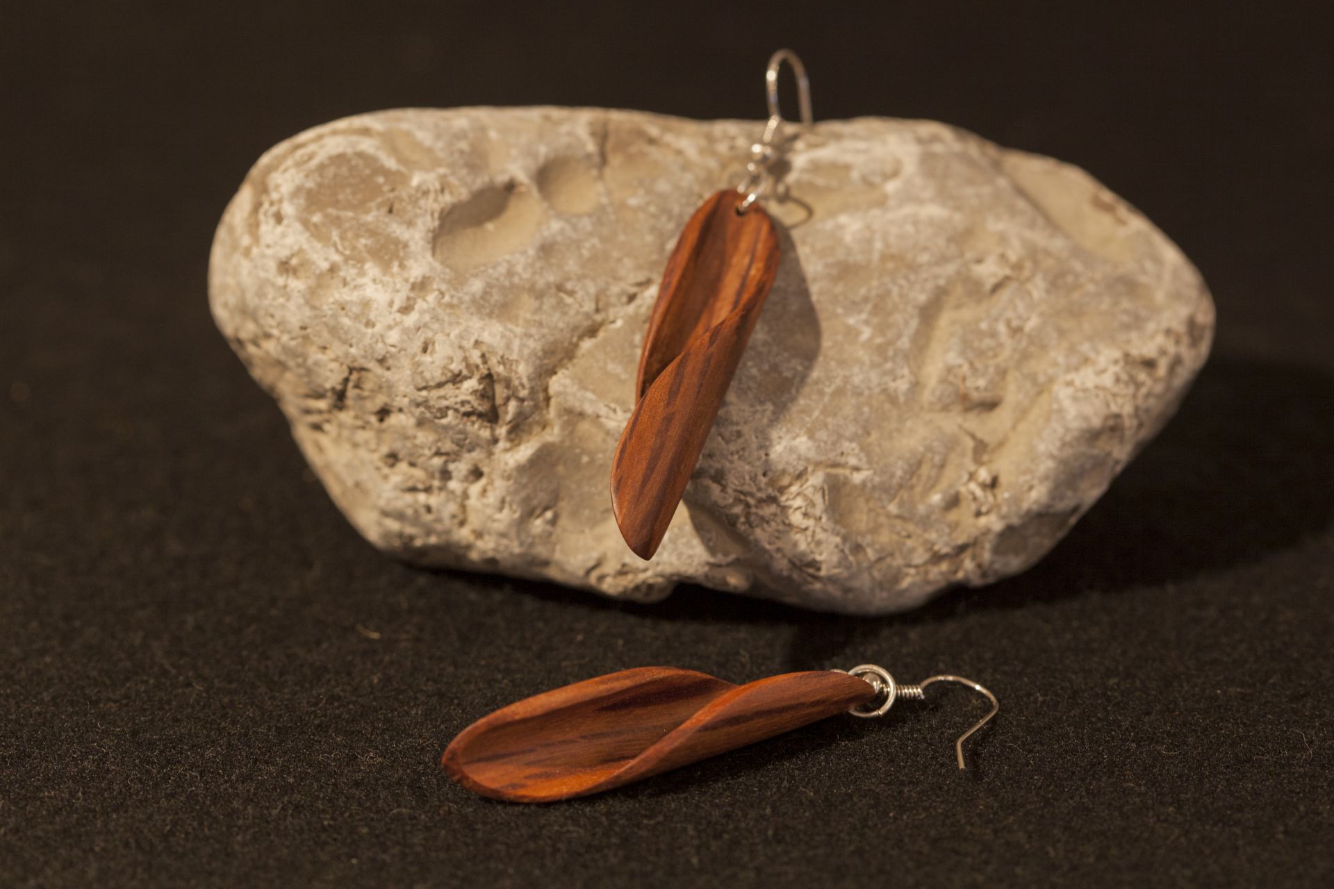 wooden earrings Arista sanisio holm oak