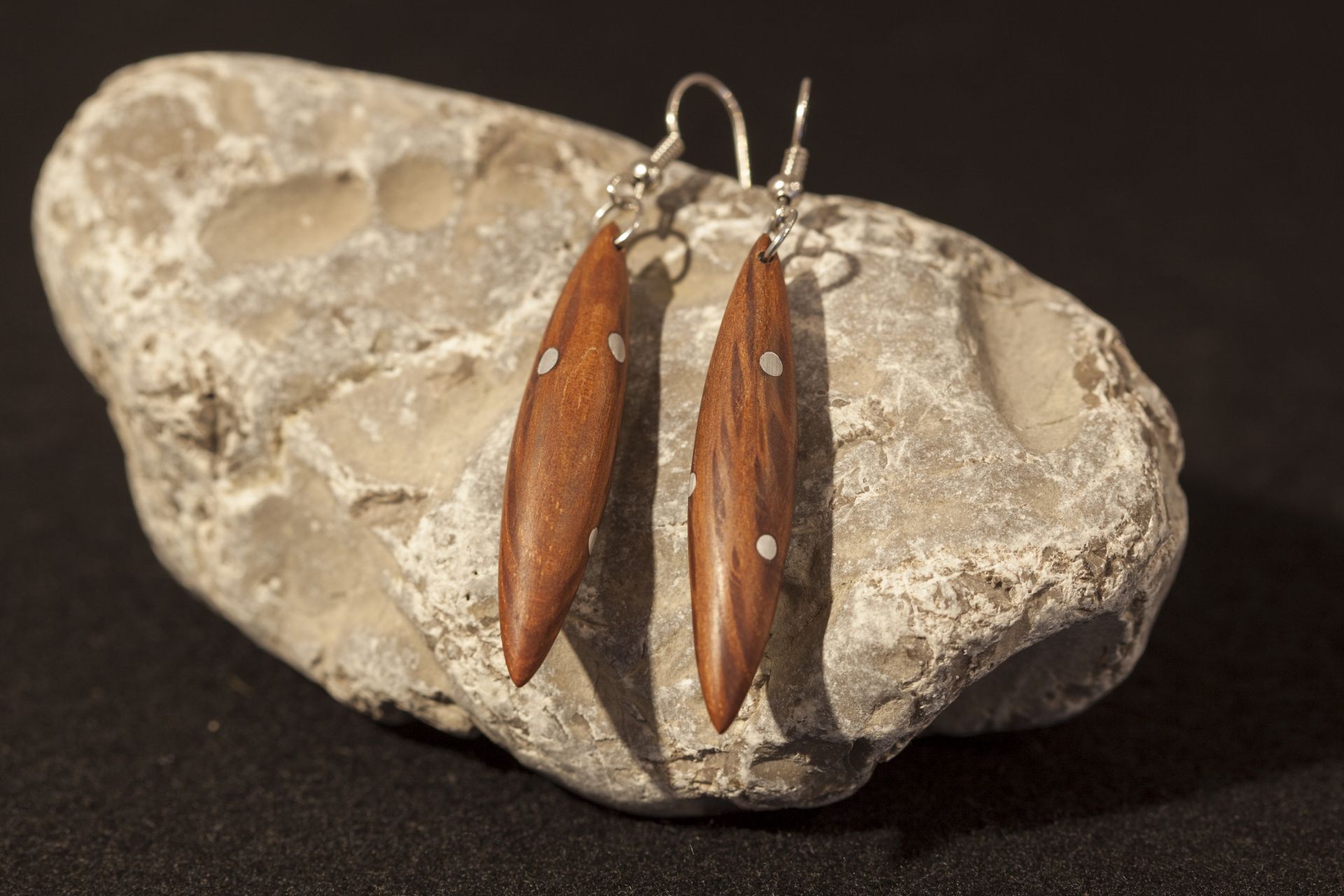 wooden earrings Charis sanisio holm oak aluminum wire